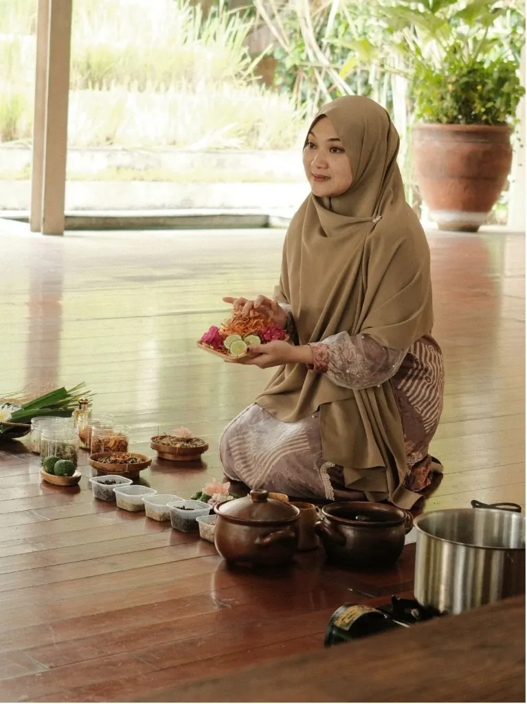 Persiapan ramuan herbal Nusantara — mangkuk, bunga, dan bahan alami