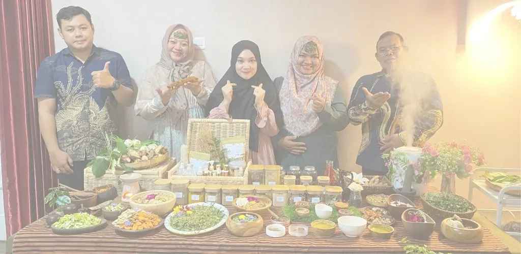 Peserta Laraswara Academy bersama rempah, herbal, dan produk wellness di meja praktik