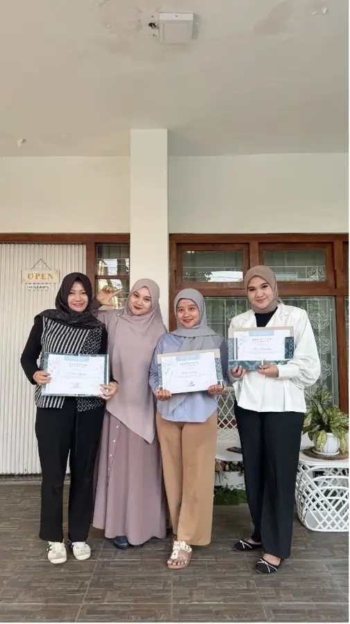 Peserta kelas offline Laraswara Academy dengan sertifikat