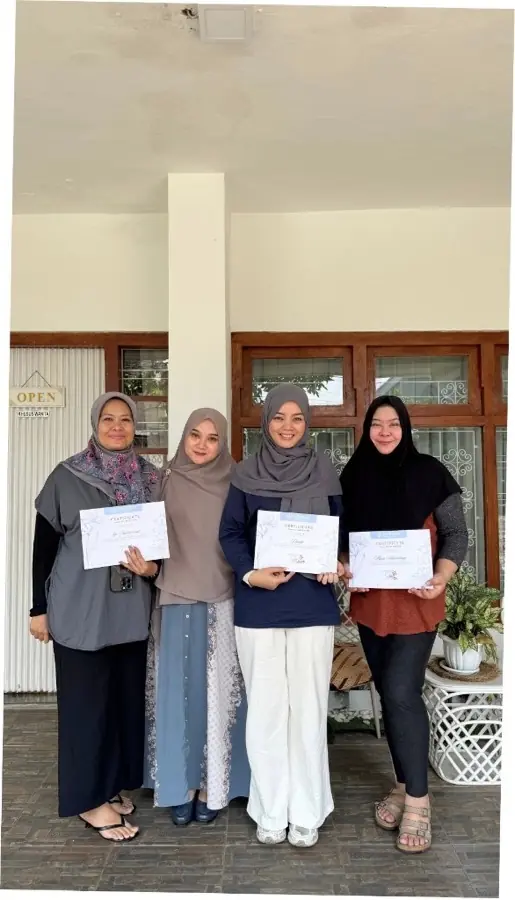 Lulusan kelas offline Laraswara Academy di depan academy