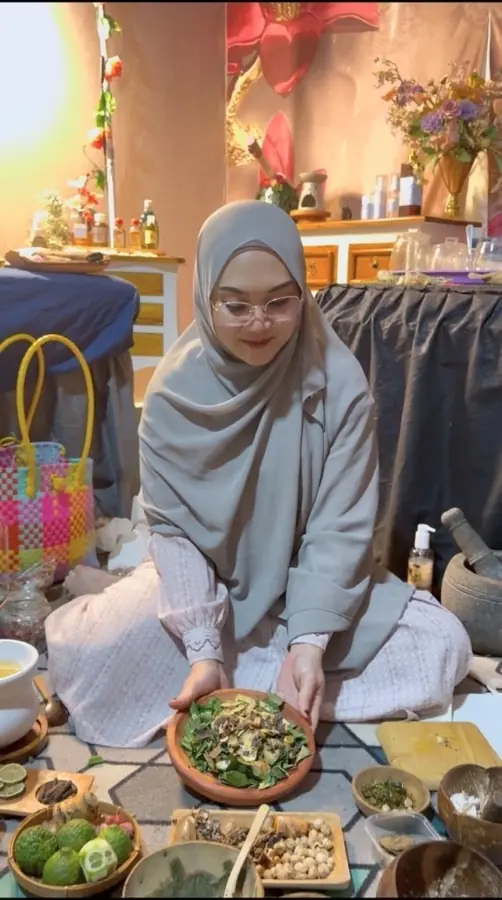 Persiapan rempah dan bahan alami untuk kelas offline Laraswara Academy