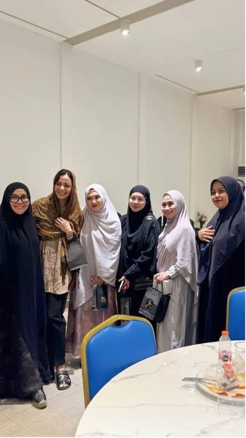 Dian Laras bersama klien dan public figure