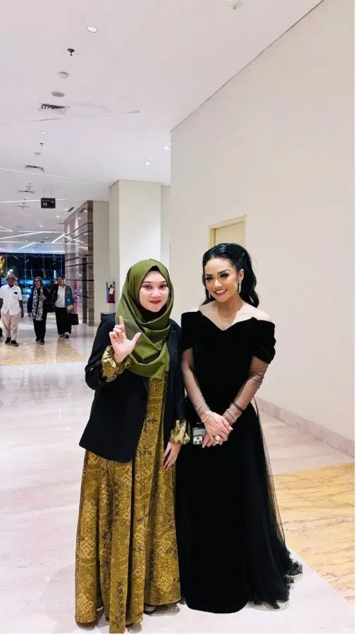 Dian Laras bersama public figure di acara formal