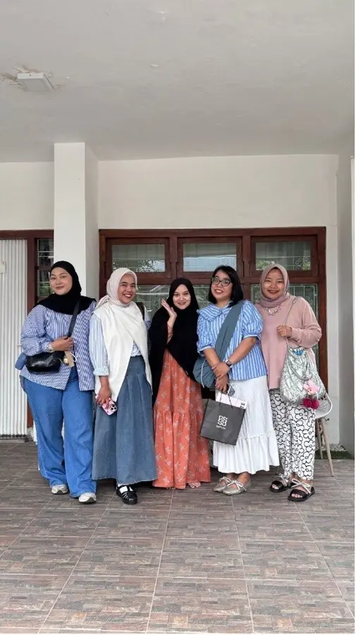 Dian Laras bersama klien di teras