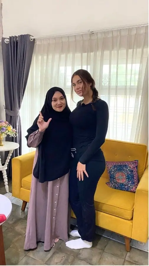 Dokumentasi bersama klien di ruang tamu